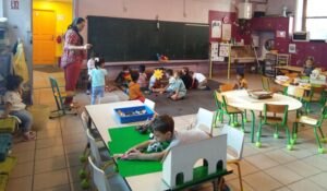 Enfants dans une salle de classe de l’école