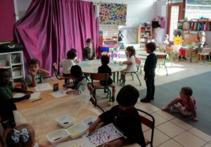 Enfants en atelier dans une classe de maternelle